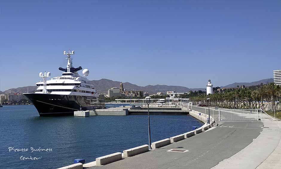 Port esportiu de superiots de Màlaga Marina a 11 minuts amb cotxe